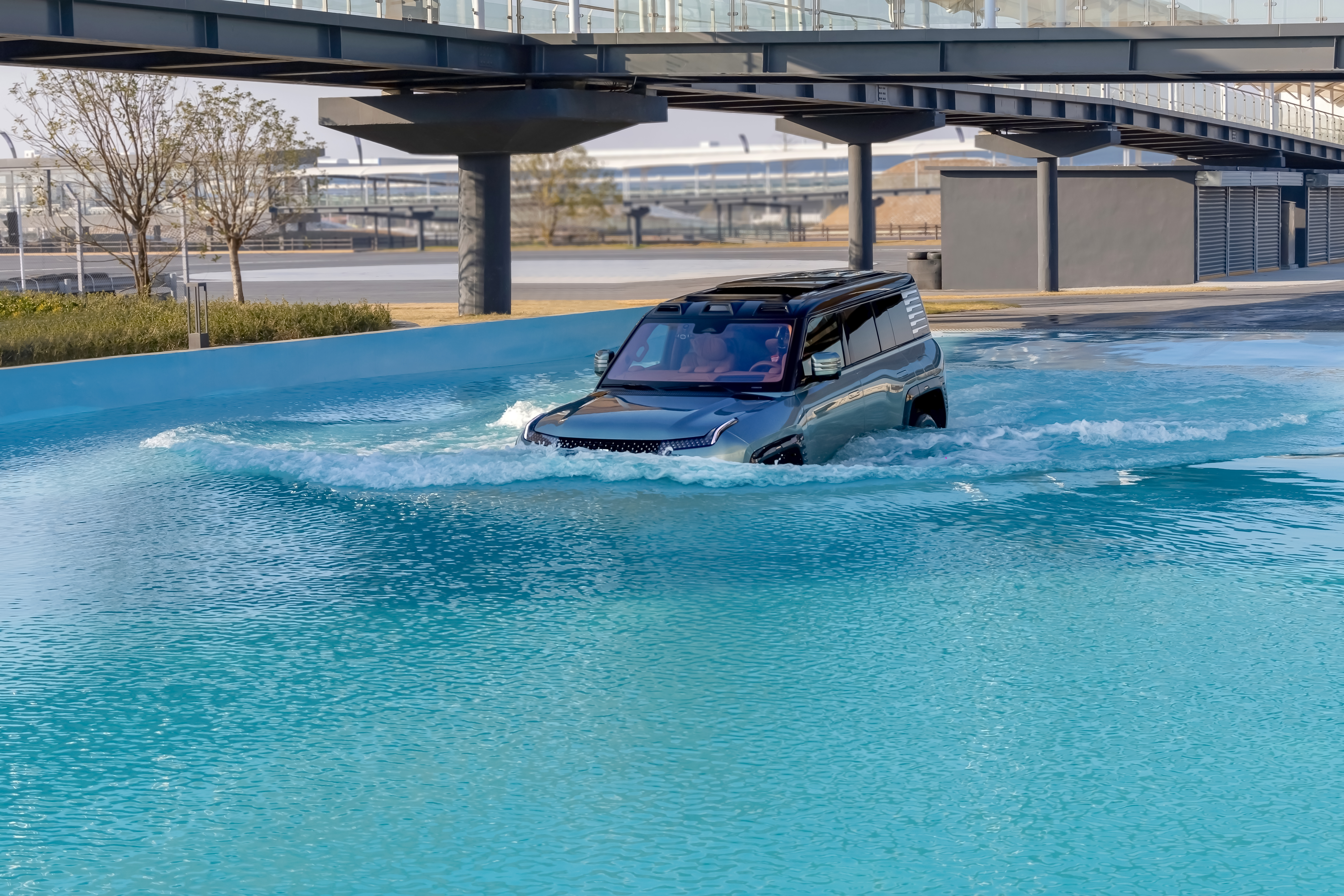 /material/byd-site/mea/news-list/byd-launches-china’s-first-nev-dedicated-all-terrain-circuit-in-zhengzhou/3 YANGWANG U8 Water Crossing.jpg